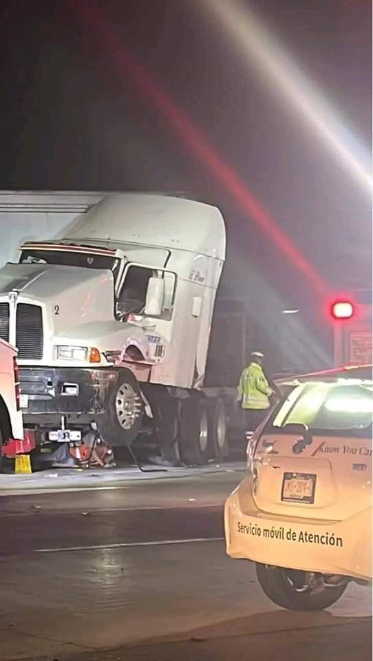 Trailer se queda sin frenos y choca en la caseta de cobro en palmillas ...