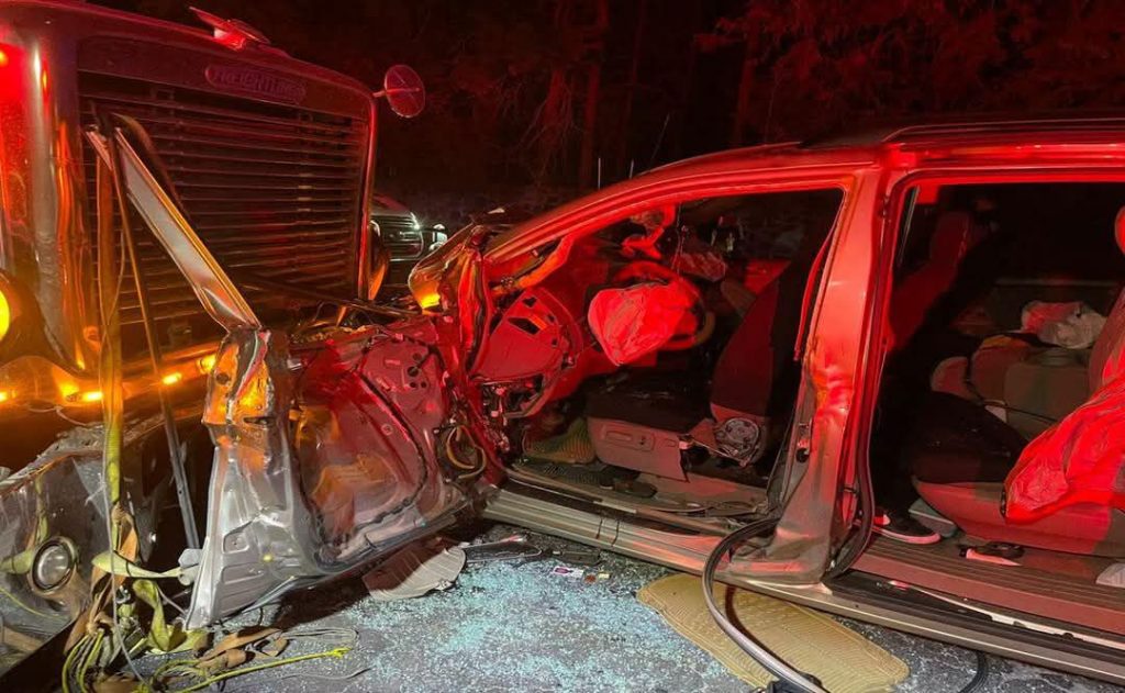 Camioneta choca contra un tráiler en la carretera Santiago ...