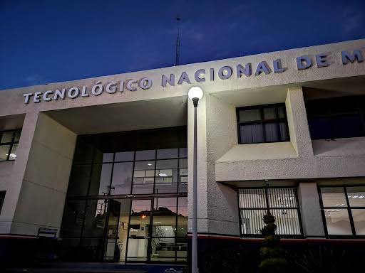 Alumnos y maestros del Tecnológico de Estudios Superiores de