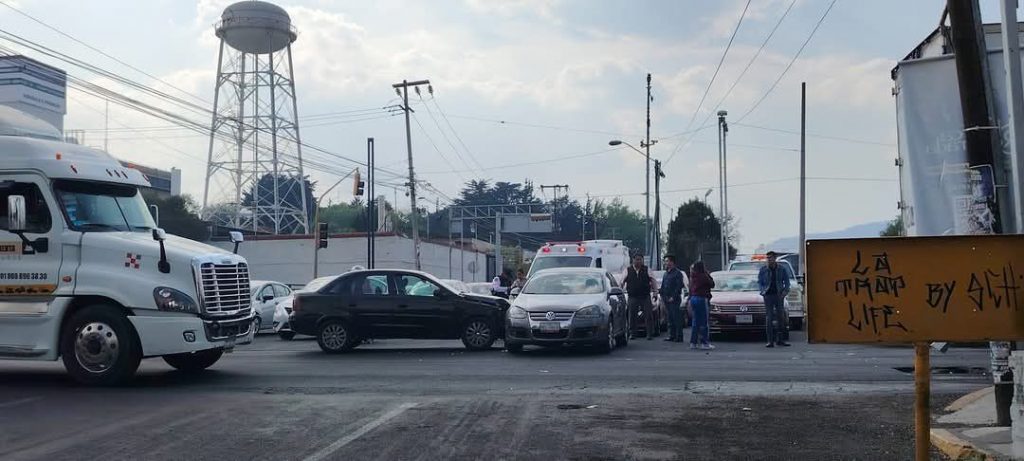 Choque múltiple en Toluca deja dos mujeres lesionadas y caos vial - Muspato