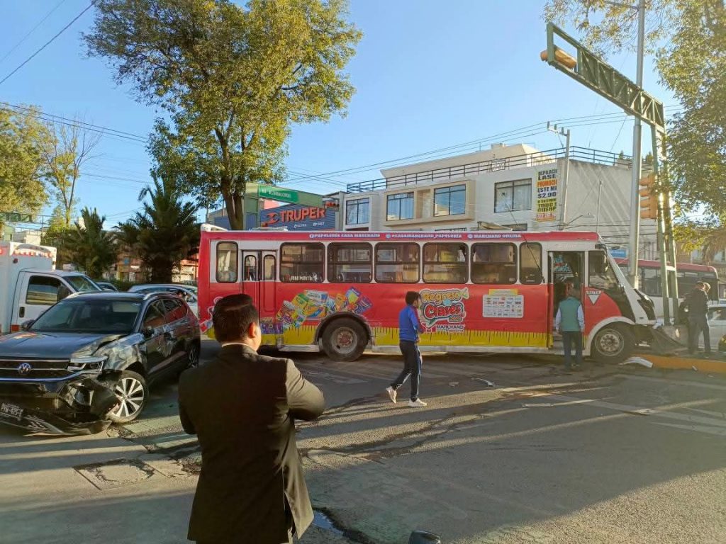 Camión se pasa el alto y provoca accidente múltiple en Toluca - Muspato