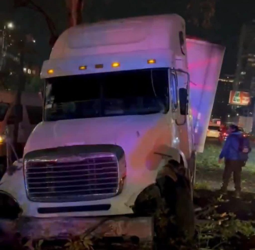 Tráiler sin frenos provoca aparatoso accidente en la México-Toluca, a ...