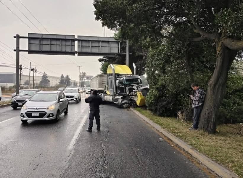 Accidente vial en Toluca: Tráiler choca contra dos árboles y genera ...