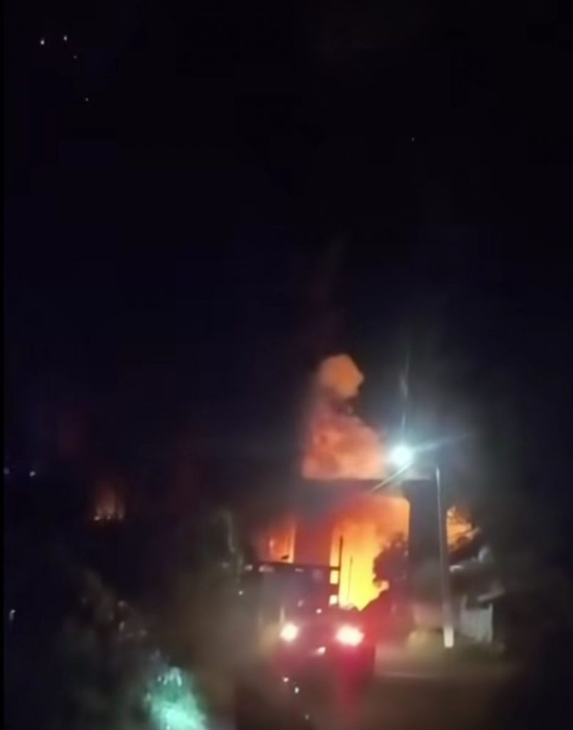 Tráiler doble pipa cae de puente y explota en la autopista México ...